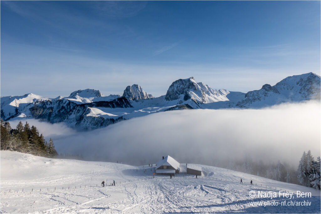Naturschutzgebiet Gantrisch im Schnee und über dem Nebel