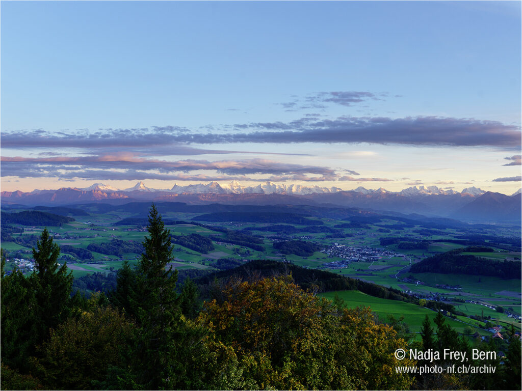 Aussicht vom Bantigerturm auf Worb und Berner Alpen bei Sonnenuntergang
