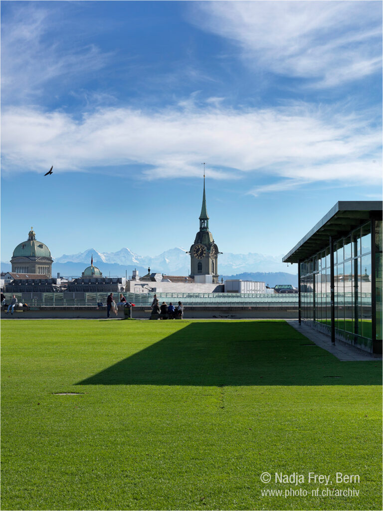 Grosse Schanze in Bern. Sicht auf die Heiliggeistkirche, das Bundeshaus und die Berge