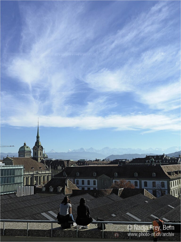 Grosse Schanze in Bern mit Sicht auf die Heiliggeistkirche, das Bundeshaus und Berge