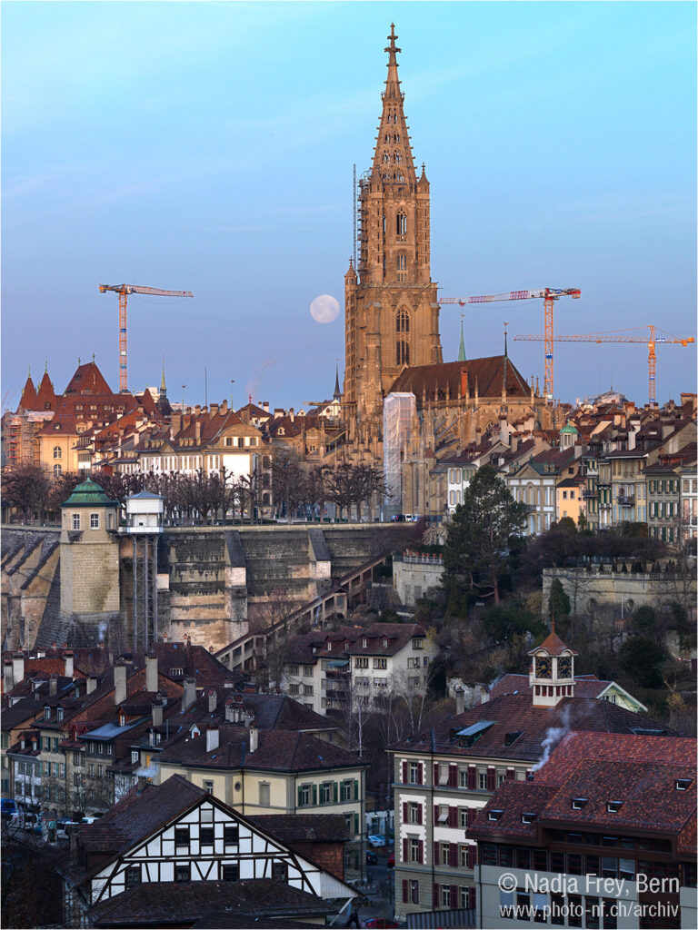 Bern Münster- Vollmond am Morgen