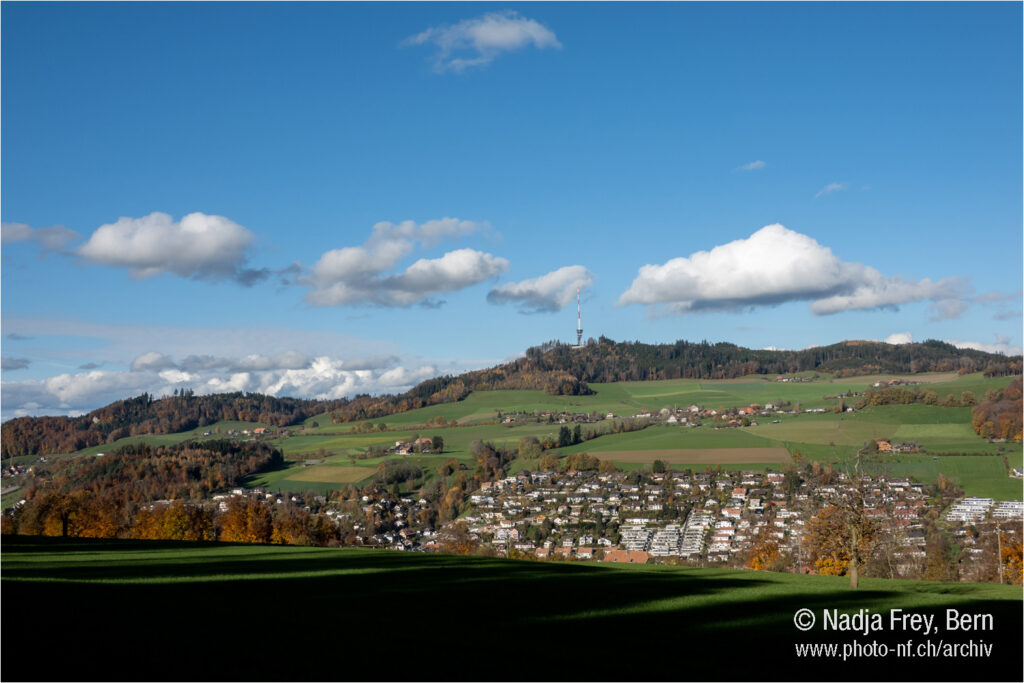 Blick auf Stettlen- Bantigen Dorf und dem Bantiger