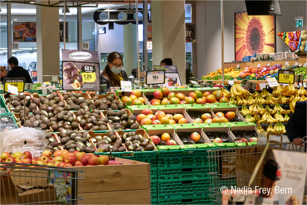 Corona - Kundin mit Maske am einkaufen. Bern, 24 März 2020