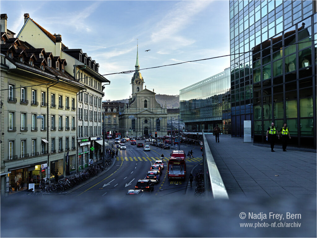 Bern Hauptbahnhof Sicht auf Heiliggeistkirche und Bahnhofplatz (Taxistand)