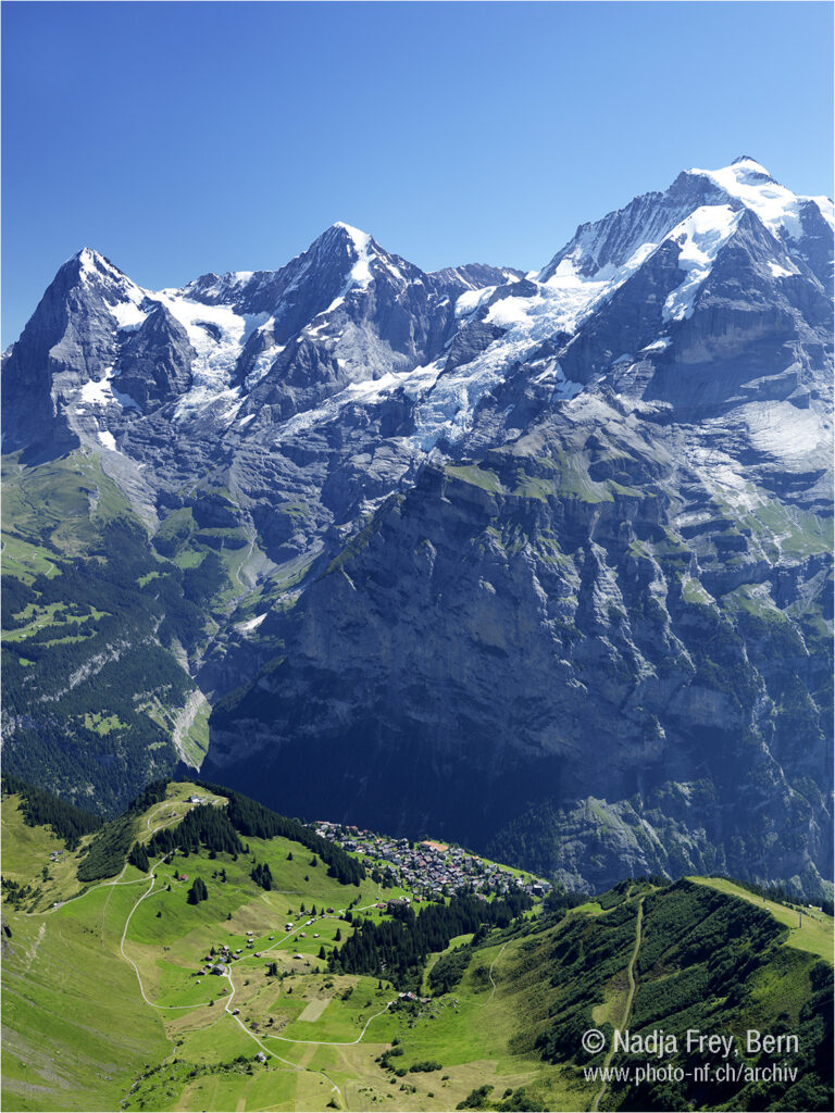 Sicht auf Eiger Mönch Jungfrau und Mürren Dorf im Sommer