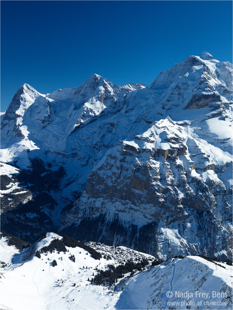Sicht auf Eiger Mönch Jungfrau und Mürren Dorf im Winter
