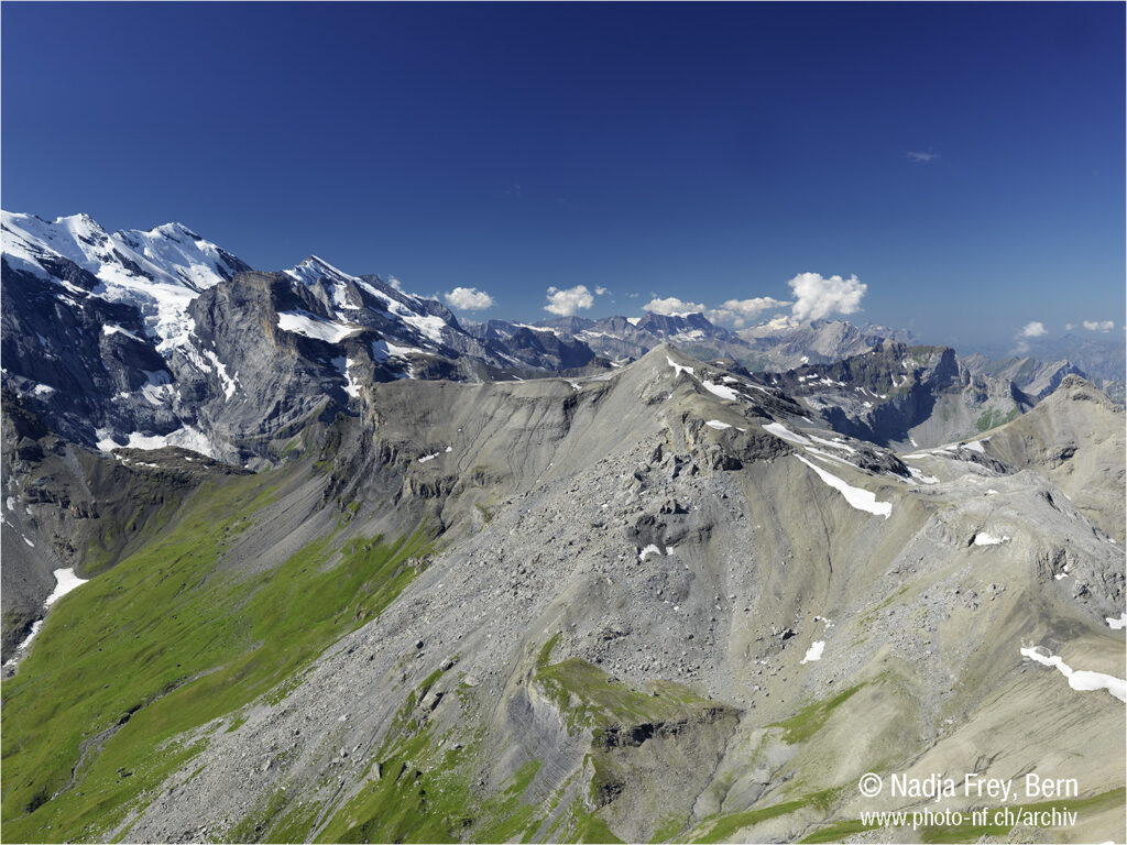 Sicht auf Wyssi Frau, Blüemlisalp, Doldenhorn, Mont Blanc, Gross und Wildstrubel, Wildhorn