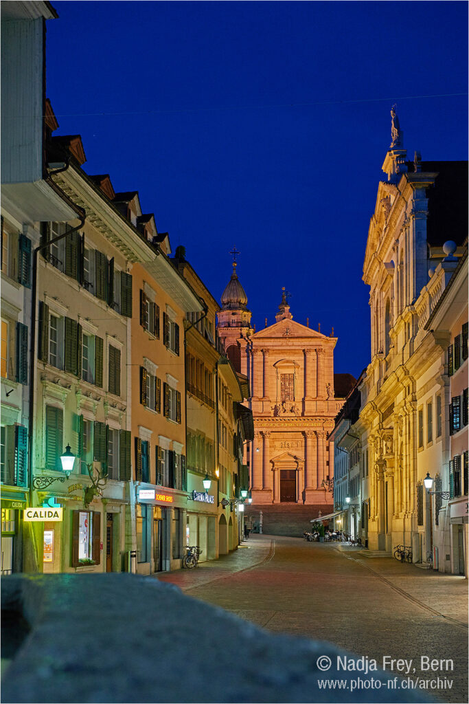 Hauptgasse Jesuitenkirche und St. Ursen- Kathedrale in der blauen Stunde